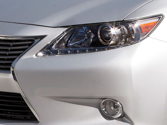 Lexus показал фрагмент седана ES нового поколения - Lexus