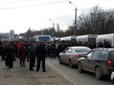 С утра протестующие перекрыли въезд в город по Московской трассе
