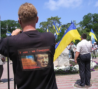 Новый Регион: В Севастополе прошел автопробег под флагами Украины. Участники передали Куницыну награду УПА (ФОТО)