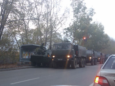 Новый Регион: В Екатеринбурге в ''час пик'' внушительная колонна военной техники парализовала движение транспорта (ФОТО)