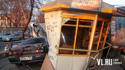 Новый Регион: Во Владивостоке грузовик раздавил киоск ''Роспечати'' на остановке (ФОТО)