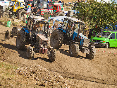 Новый Регион: В Крыму второй раз состоялись гонки на тракторах (ФОТО)