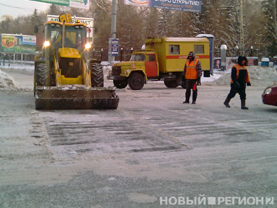 Новый Регион: Екатеринбург: улицу Радищева расчищают до асфальта: дорожные службы продолжают бороться с последствиями коммунальной аварии. ФОТО