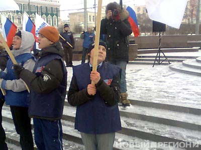 Новый Регион: Митинг в защиту российского автопрома в  Екатеринбурге: да здравствует наш ''Запорожец'', – кричали старушки (ФОТО)