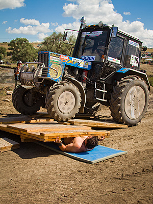 Новый Регион: В Крыму второй раз состоялись гонки на тракторах (ФОТО)