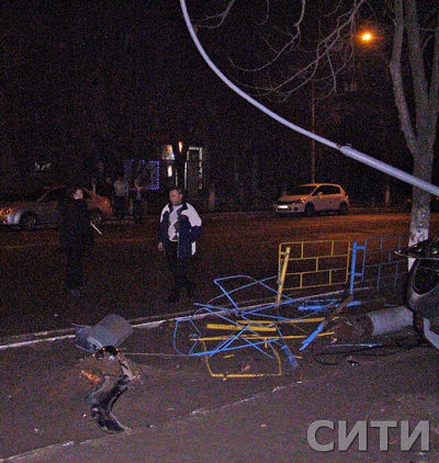 Новый Регион: В Измаиле джип на большой скорости снес столб – водитель в коме (ФОТО)