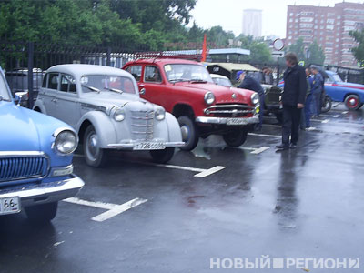 Новый Регион: В Екатеринбурге День ГИБДД милиционеры отметили выставкой ретро-автомобилей и показом машин роты сопровождения