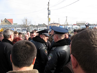 Милиция угрожала применить силу, но в ответ получила обещание познакомить силовиков с монтировками участников акции