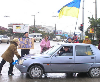 Новый Регион: Коммунисты не смогли остановить автопробег под украинскими флагами в Севастополе (ФОТО)
