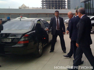 Новый Регион: Губернатор Россель во время отпуска попал в автомобильную аварию
