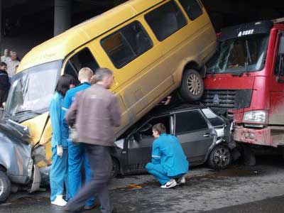 Новый Регион: В Челябинске грузовик ''собрал''  на светофоре 7 легковушек и маршрутку (ФОТО)
