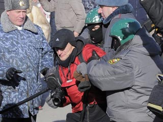 Новый Регион: Во Владивостоке задержаны журналисты, снимавшие акцию протеста автомобилистов