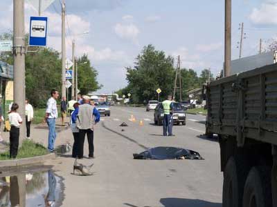 Новый Регион: В Челябинске произошло шокирующее ДТП: КАМАЗ вдребезги разбил скутер (ФОТО)