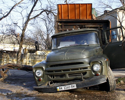Новый Регион: В Керчи мусоровоз провалился под асфальт (ФОТО)
