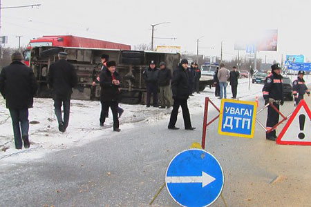 Новый Регион: В Симферополе опрокинулся пассажирский автобус. Ранены 17 человек (ФОТО)