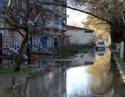 Новый Регион: В Керчи мусоровоз провалился под асфальт (ФОТО)