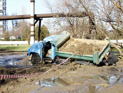 Новый Регион: В Керчи ''ЗИЛ'' тонул в грязи, как ракета (ФОТО)