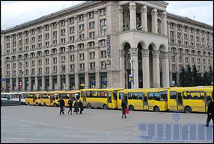 Второй день забастовки киевских маршруточников не принес результатов. Перевозчики угрожают всеукраинскими акциями протеста - забастовка