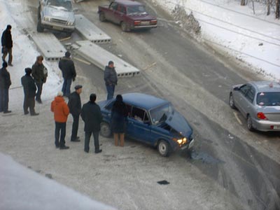 Новый Регион: Екатеринбург: из грузовика на проезжую часть и машины высыпались железобетонные плиты (ФОТО)