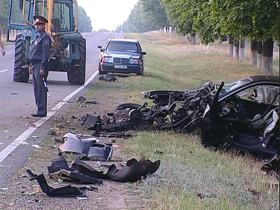 Новый Регион: В Приднестровье автомобиль врезался в дерево на скорости 145 км/ч (ФОТО)
