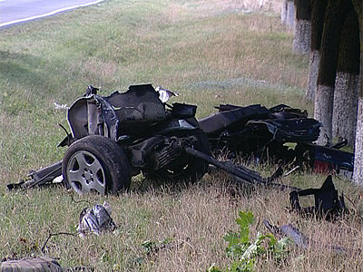 Новый Регион: В Приднестровье автомобиль врезался в дерево на скорости 145 км/ч (ФОТО)