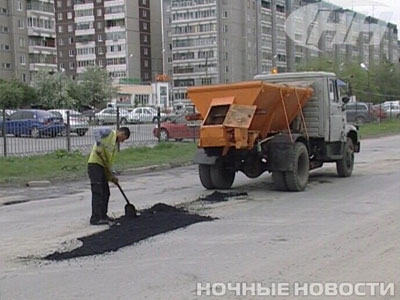 Новый Регион: В Екатеринбурге выбоины от танков в асфальте утаптывают ногами