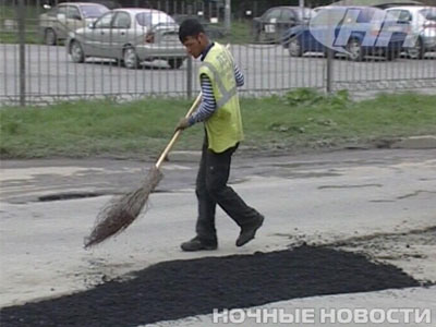 Новый Регион: В Екатеринбурге выбоины от танков в асфальте утаптывают ногами