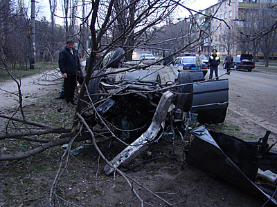 Новый Регион: В столице Приднестровья ''БМВ'' на скорости более 100 км/ч врезался в дерево (ФОТО)