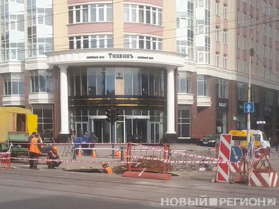 Новый Регион: На место очередного провала асфальта в Екатеринбурге выехали аварийные службы (ФОТО)