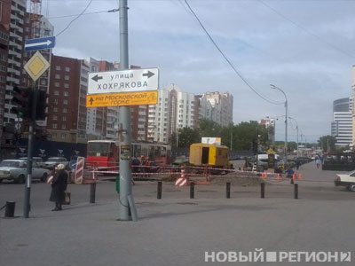 Новый Регион: На место очередного провала асфальта в Екатеринбурге выехали аварийные службы (ФОТО)