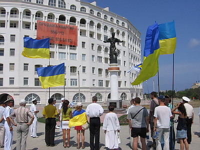 Новый Регион: В Севастополе прошел автопробег под флагами Украины. Участники передали Куницыну награду УПА (ФОТО)