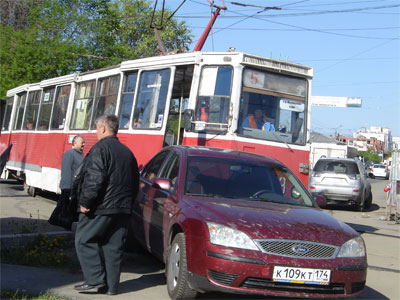 Новый Регион: Челябинцы бросают машины на трамвайных рельсах (ФОТО)