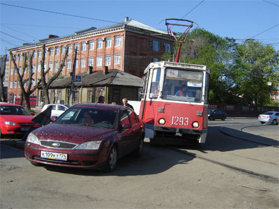 Новый Регион: Челябинцы бросают машины на трамвайных рельсах (ФОТО)