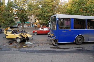 Новый Регион: На Украине ''Жигули'' врезались в пассажирский автобус (ФОТО)