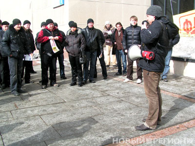 Новый Регион: Более сотни автомобилистов Екатеринбурга приняли участие в акции протеста (ФОТО)