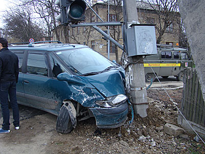 Новый Регион: ДТП в Тирасполе: автомобиль чуть не снес электроопору (ФОТО)