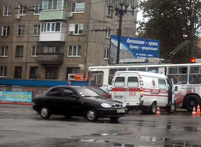 Новый Регион: В Керчи в ДТП на мокром мосту пострадали медики ''скорой помощи'' (ФОТО)