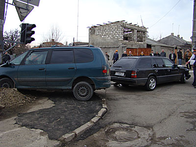Новый Регион: ДТП в Тирасполе: автомобиль чуть не снес электроопору (ФОТО)