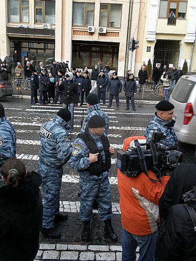 Новый Регион: Киевляне перекрыли одну из центральных улиц города, протестуя против незаконной стройки (ФОТО, ВИДЕО)