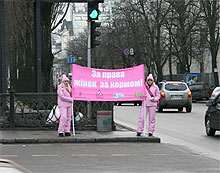 На улицах появились девушки в розовом, отстаивающие права женщин за рулем - права