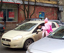 На улицах появились девушки в розовом, отстаивающие права женщин за рулем - права