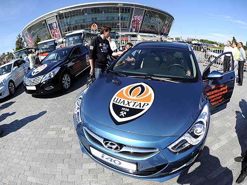 Hyundai и ФК «Шахтер» отметили год партнерства продлением контракта и новым автобусом - Hyundai