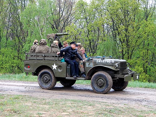 В Киеве воссоздали бой 1945 года с помощью реальной техники - техник
