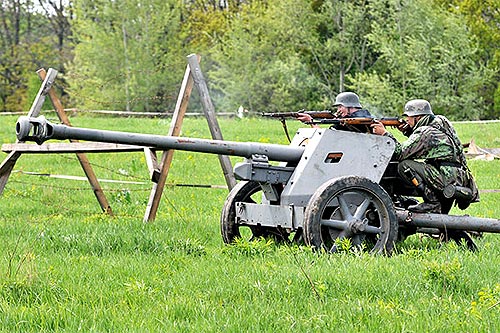 В Киеве воссоздали бой 1945 года с помощью реальной техники - техник