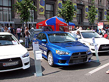 На Крещатике представили всю линейку автомобилей Mitsubishi Lancer - Mitsubishi
