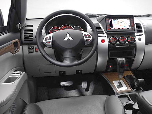 Покупатели Mitsubishi Pajero Sport 3.0 по специальной цене $41 500 получают подарочный пакет на 15 000 грн. - Mitsubishi