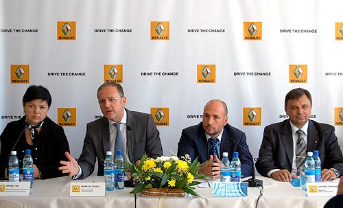 У Renault в Украине новый дилер, новый автосалон и идеология французских ресторанов