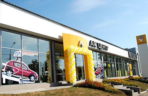 У Renault в Украине новый дилер, новый автосалон и идеология французских ресторанов