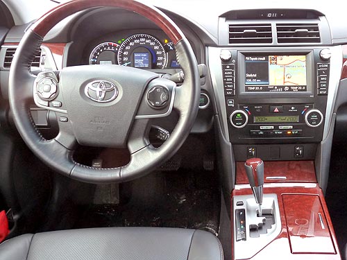 Тест-драйв новой Toyota Camry. Испытание украинскими дорогами