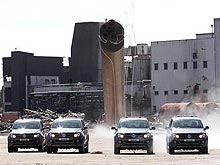 Пикапы Volkswagen Amarok снесли трубу весом 140 тонн - Volkswagen